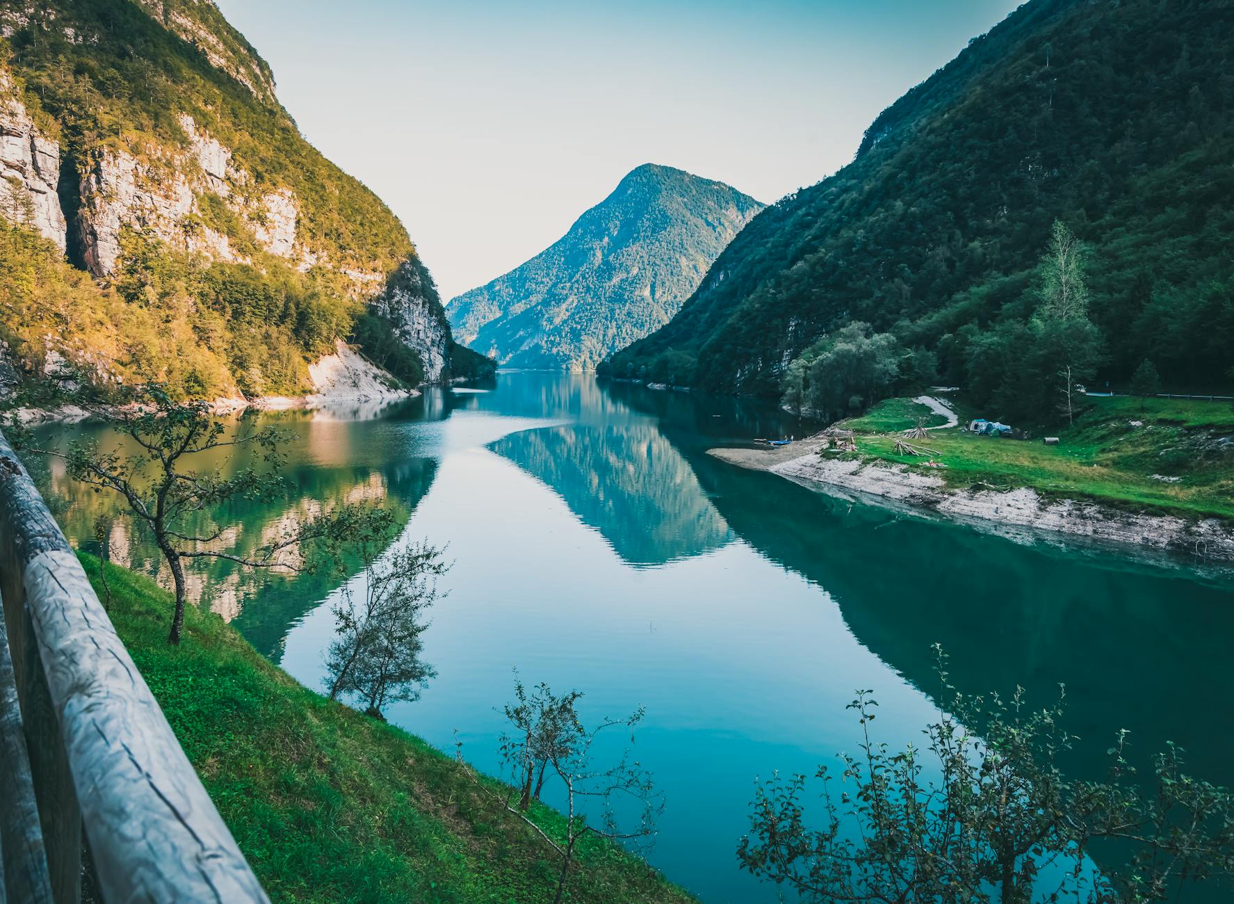 lake mis in the italian dolomites